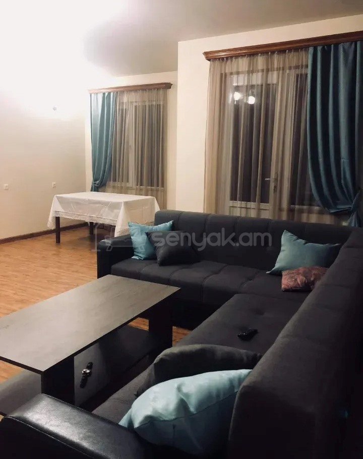 4 Սենյականոց Բնակարան Քարե Շենքում, 131քմ, 4/5 հարկ, Կապիտալ Վերանորոգված