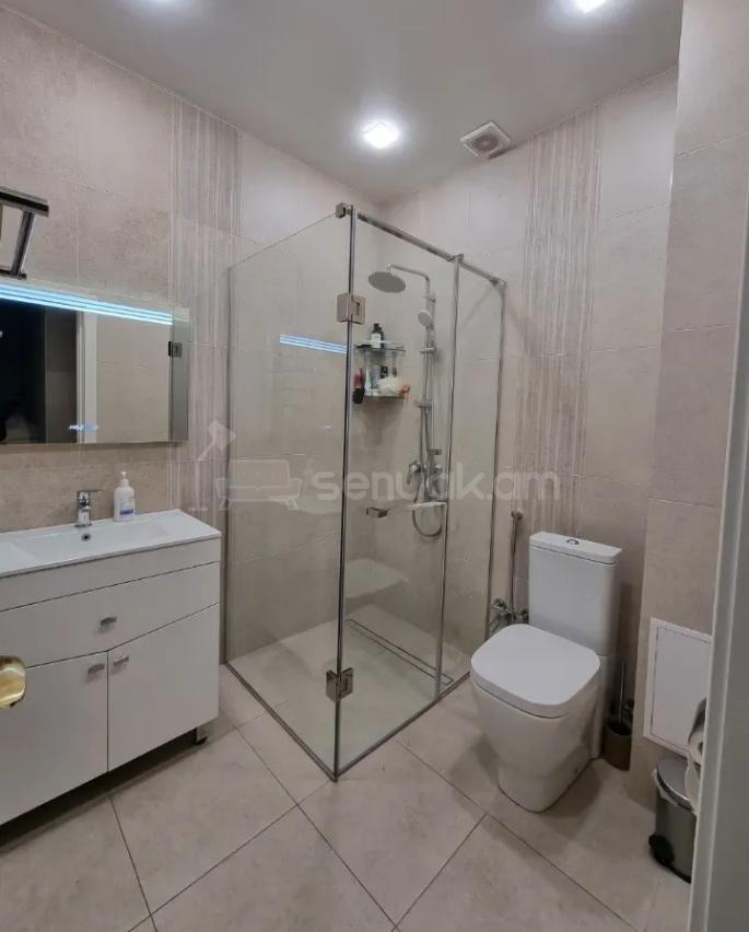3 Սենյականոց Բնակարան Քարե Շենքում, 60քմ, 2/5 հարկ, Կապիտալ Վերանորոգված, Կահավորված