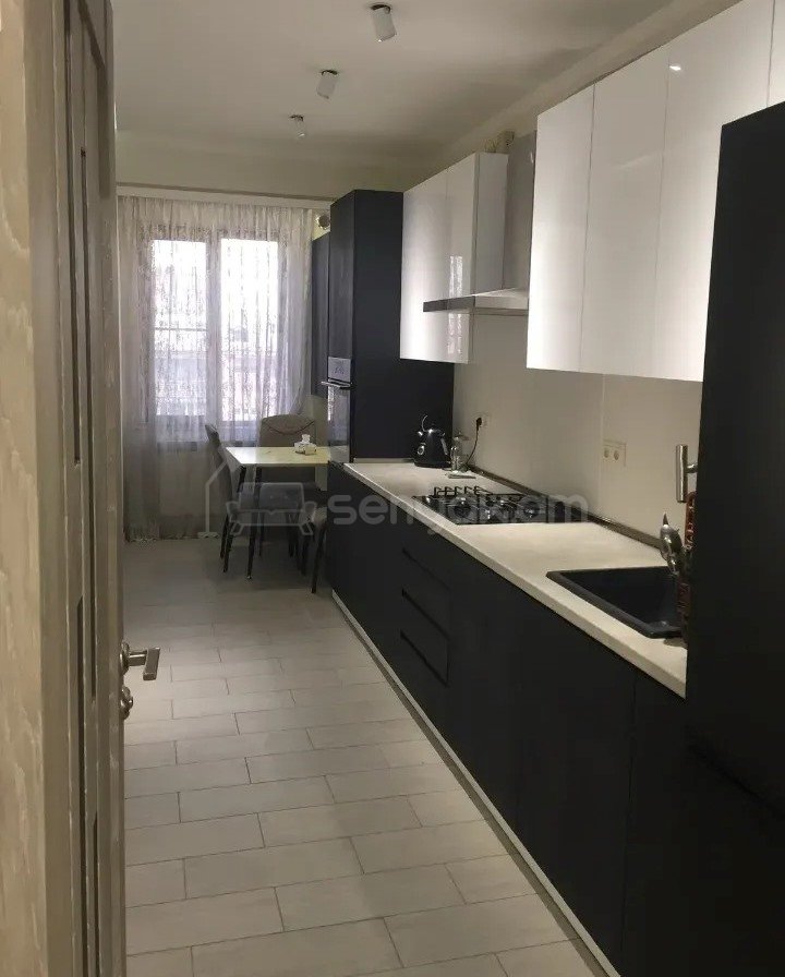 3 Սենյականոց Բնակարան Քարե Շենքում, 73քմ, 5/5 հարկ, Կապիտալ Վերանորոգված
