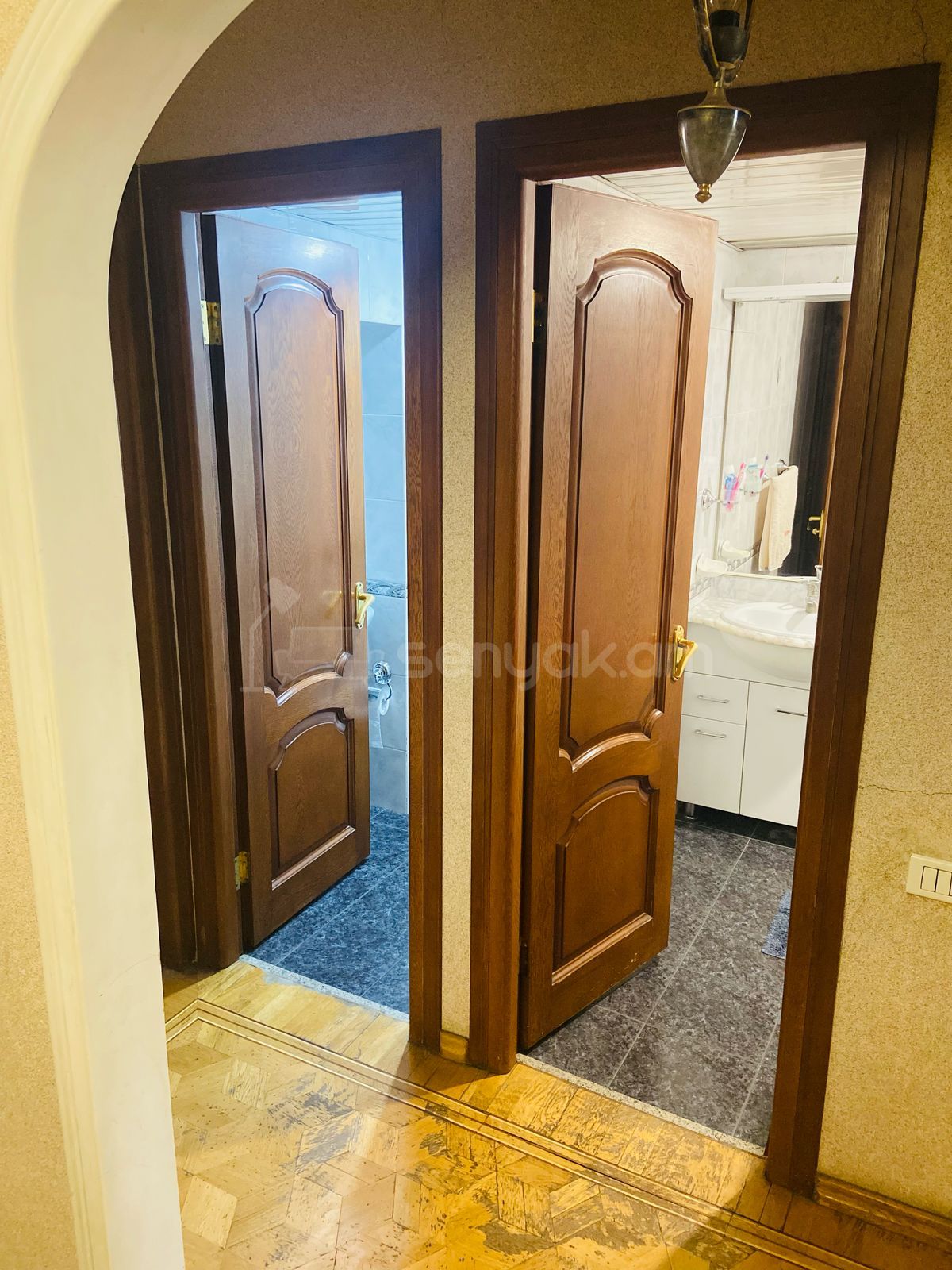 3 Սենյականոց Բնակարան Քարե Շենքում, 100քմ, 2/5 հարկ, Կապիտալ Վերանորոգված, Կահավորված, Արևկող