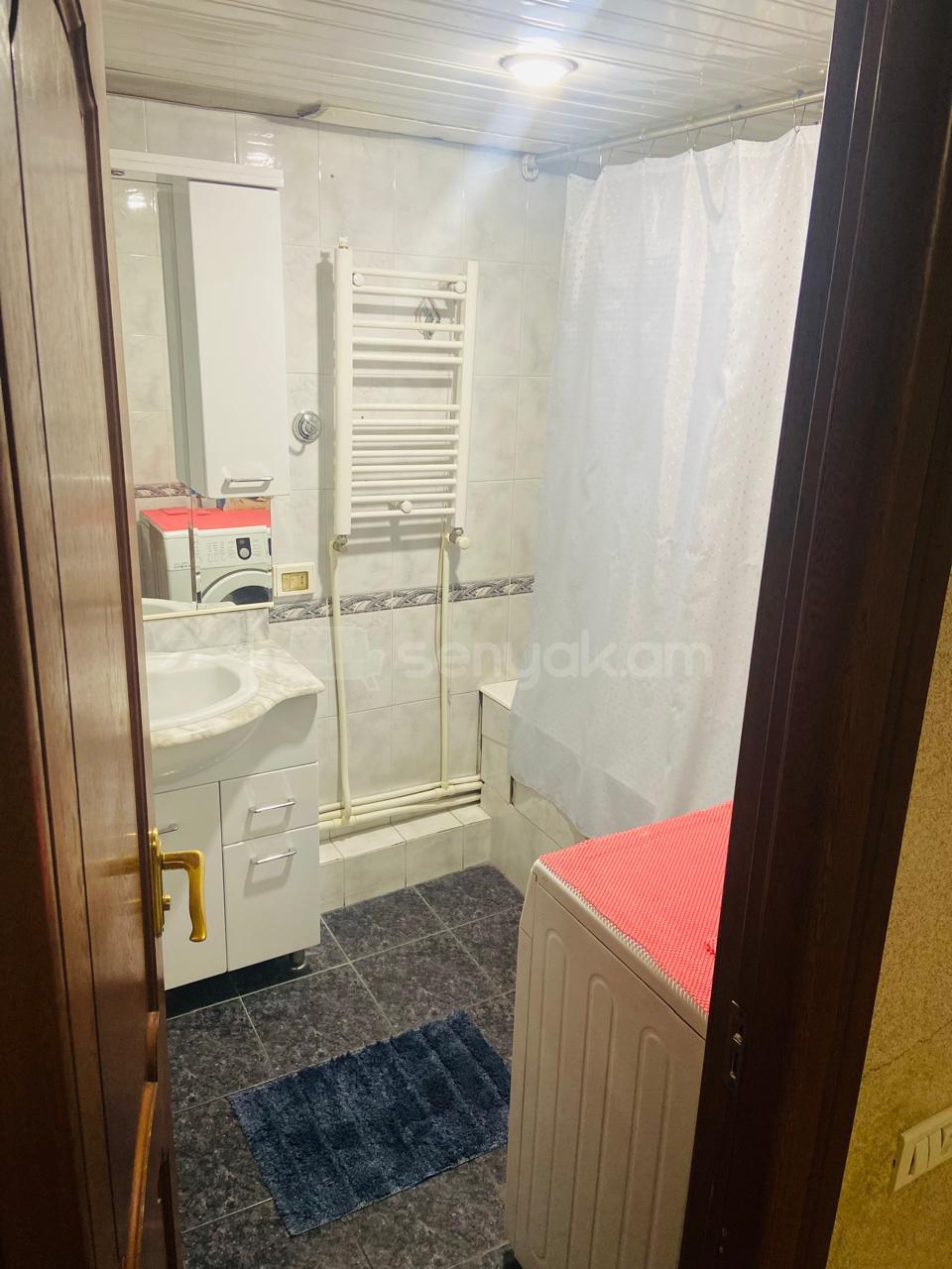 3 Սենյականոց Բնակարան Քարե Շենքում, 100քմ, 2/5 հարկ, Կապիտալ Վերանորոգված, Կահավորված, Արևկող