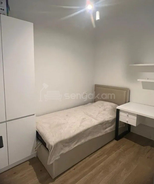 4 Սենյականոց Բնակարան Քարե Շենքում, 83քմ, 4/4 հարկ, Կապիտալ Վերանորոգված, Կահավորված