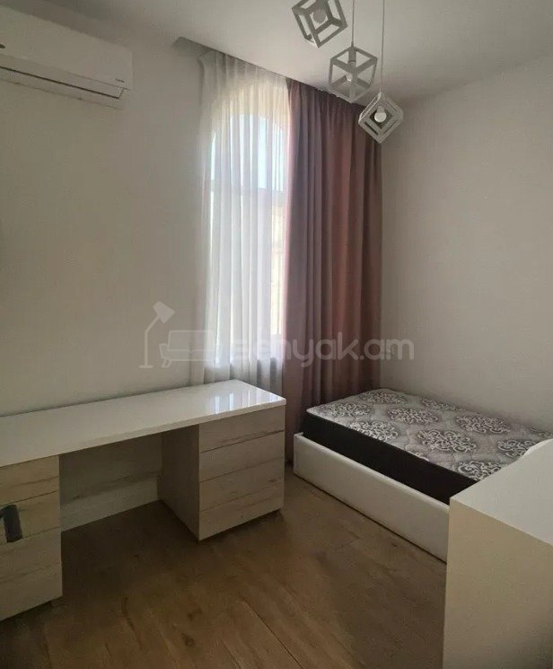 4 Սենյականոց Բնակարան Քարե Շենքում, 83քմ, 4/4 հարկ, Կապիտալ Վերանորոգված, Կահավորված
