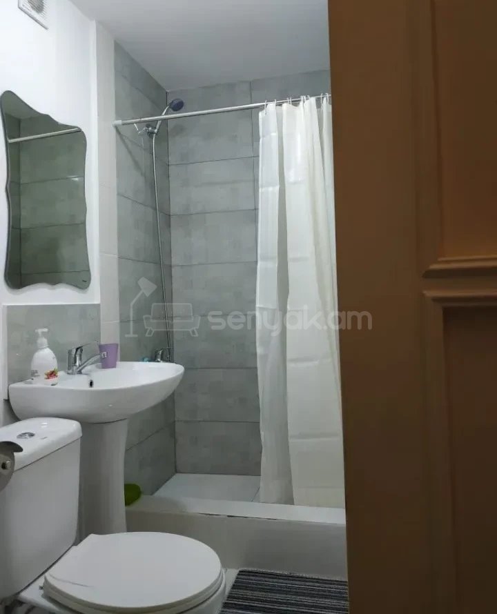1 Սենյականոց Բնակարան Քարե Շենքում, 30քմ, 2/4 հարկ, Կապիտալ Վերանորոգված