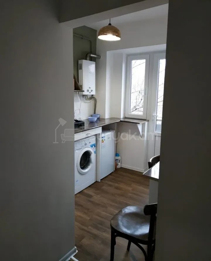 1 Սենյականոց Բնակարան Քարե Շենքում, 30քմ, 2/4 հարկ, Կապիտալ Վերանորոգված