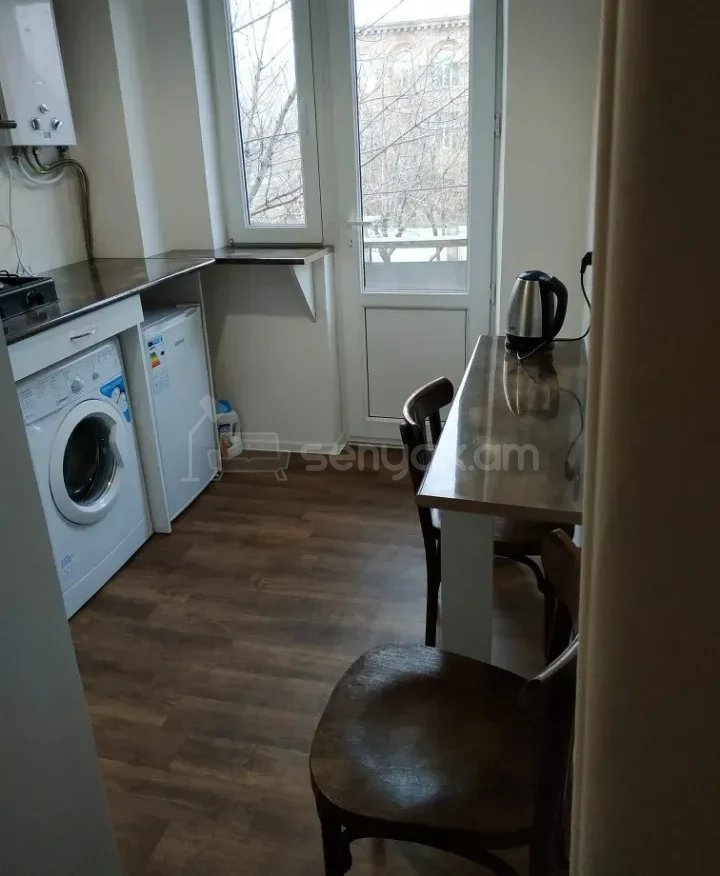 1 Սենյականոց Բնակարան Քարե Շենքում, 30քմ, 2/4 հարկ, Կապիտալ Վերանորոգված