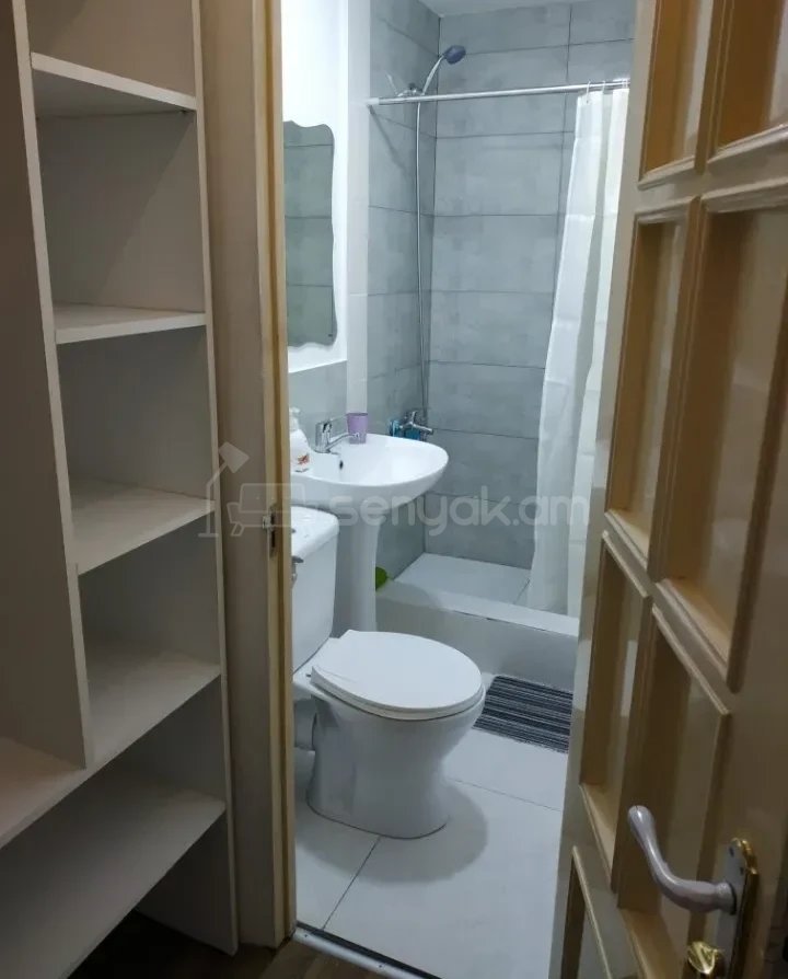 1 Սենյականոց Բնակարան Քարե Շենքում, 30քմ, 2/4 հարկ, Կապիտալ Վերանորոգված