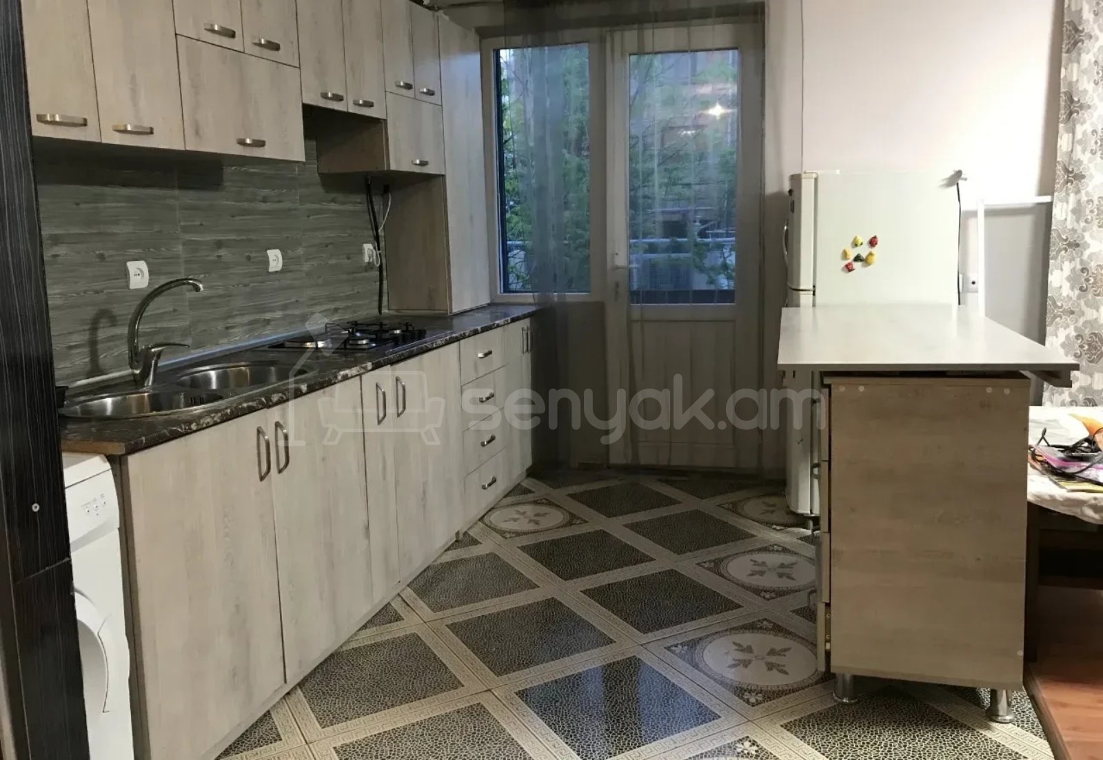 1 Սենյականոց Բնակարան Քարե Շենքում, 32քմ, 2/4 հարկ, Կապիտալ Վերանորոգված, Կահավորված