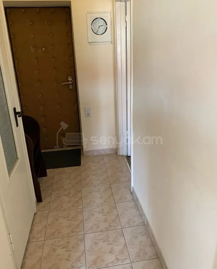 1 Սենյականոց Բնակարան Քարե Շենքում, 40քմ, 5/5 հարկ, Նորմալ Վիճակում, Կահավորված