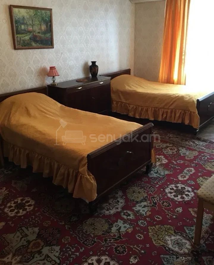 1 Սենյականոց Բնակարան Քարե Շենքում, 40քմ, 5/5 հարկ, Նորմալ Վիճակում, Կահավորված