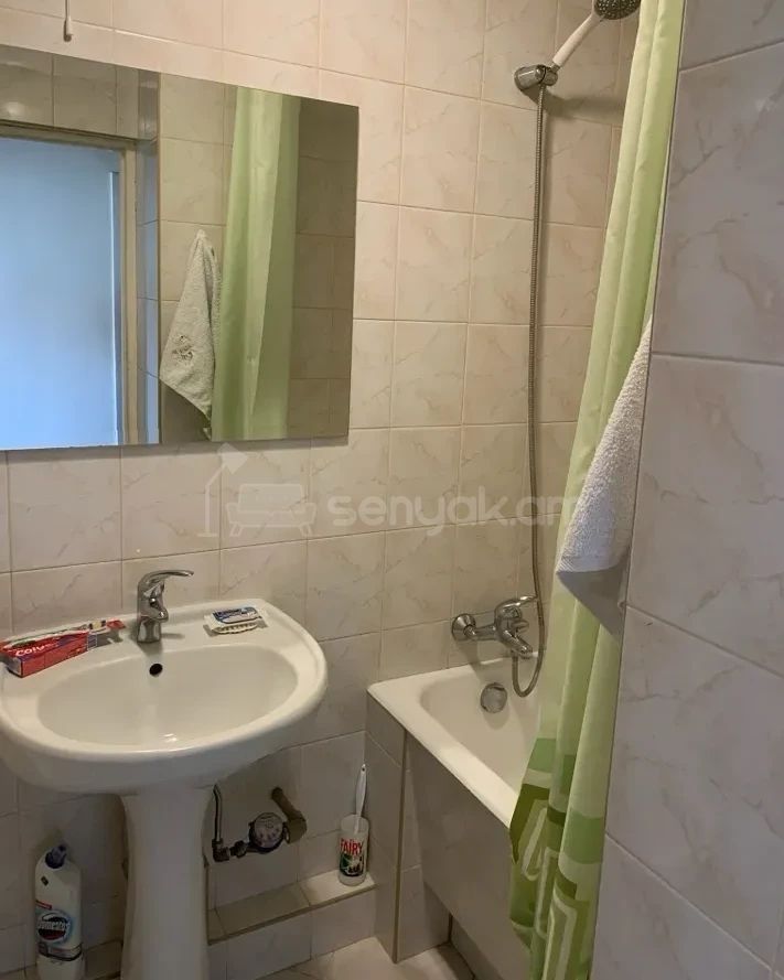 1 Սենյականոց Բնակարան Քարե Շենքում, 40քմ, 5/5 հարկ, Նորմալ Վիճակում, Կահավորված