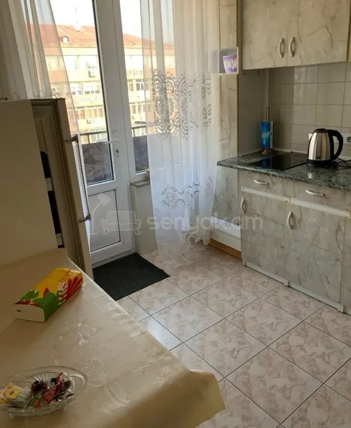 1 Սենյականոց Բնակարան Քարե Շենքում, 40քմ, 5/5 հարկ, Նորմալ Վիճակում, Կահավորված