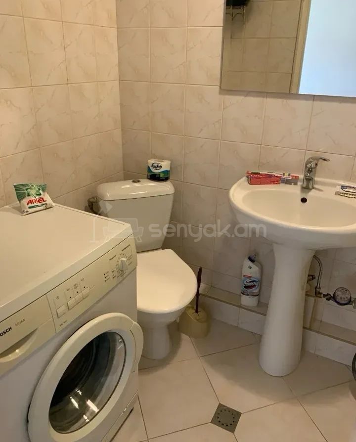 1 Սենյականոց Բնակարան Քարե Շենքում, 40քմ, 5/5 հարկ, Նորմալ Վիճակում, Կահավորված