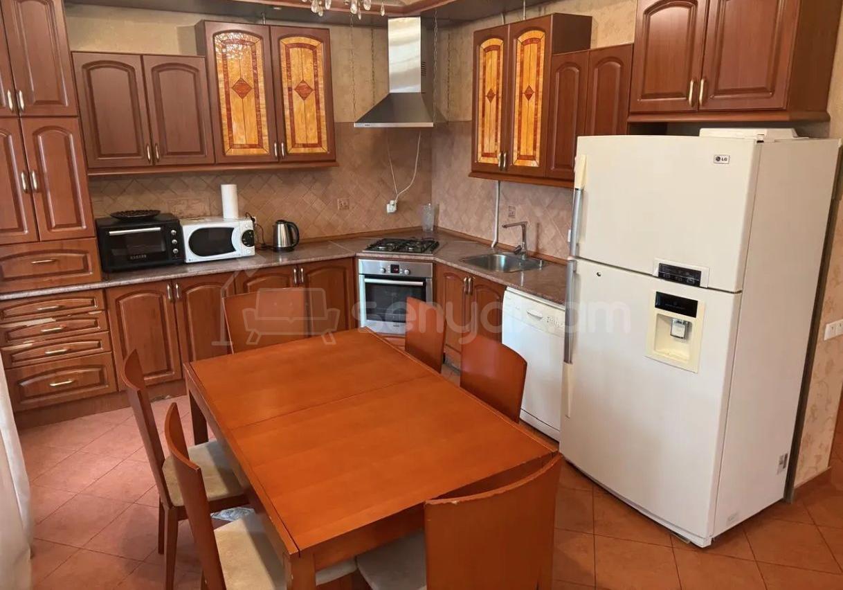 3 Սենյականոց Բնակարան Քարե Շենքում, 100քմ, 5/6 հարկ, Կապիտալ Վերանորոգված, Կահավորված