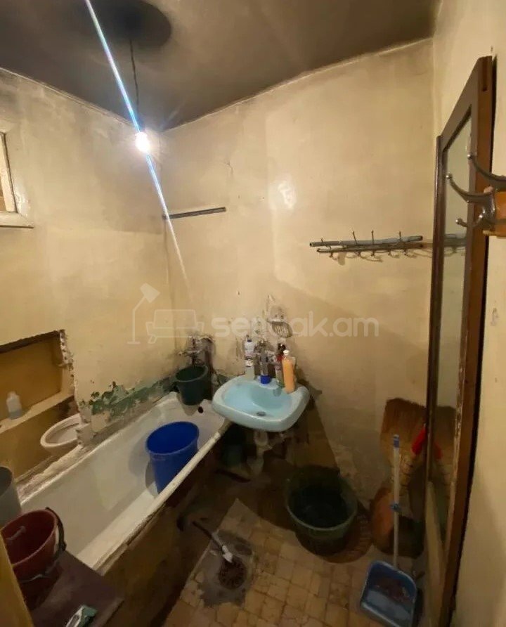 2 Սենյականոց Բնակարան Քարե Շենքում, 55քմ, 5/5 հարկ, Պետական Վիճակում