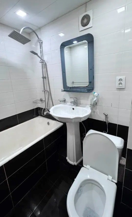 3 Սենյականոց Բնակարան Քարե Շենքում, 78քմ, 3/4 հարկ, Նորմալ Վիճակում