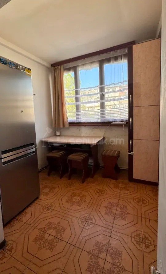 3 Սենյականոց Բնակարան Քարե Շենքում, 78քմ, 3/4 հարկ, Նորմալ Վիճակում