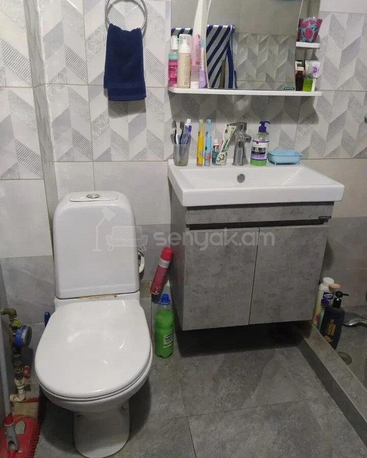 2 Սենյականոց Բնակարան Քարե Շենքում, 56քմ, 5/5 հարկ, Նորմալ Վիճակում