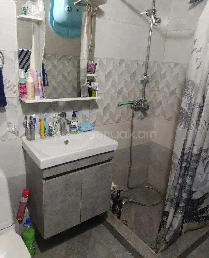 2 Սենյականոց Բնակարան Քարե Շենքում, 56քմ, 5/5 հարկ, Նորմալ Վիճակում