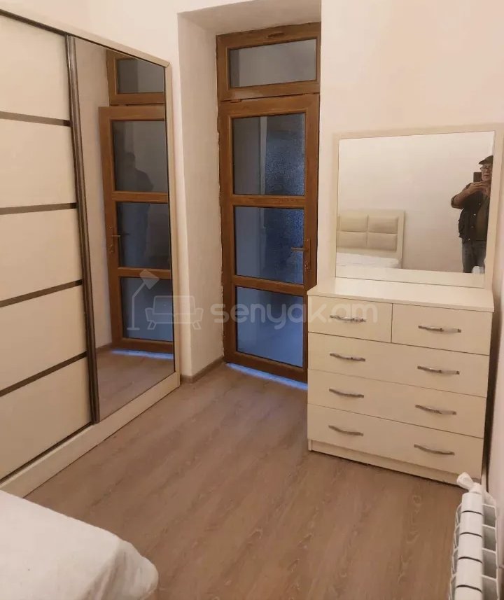 2 Սենյականոց Բնակարան Քարե Շենքում, 42քմ, 1/1 հարկ, Նորմալ Վիճակում, Կահավորված