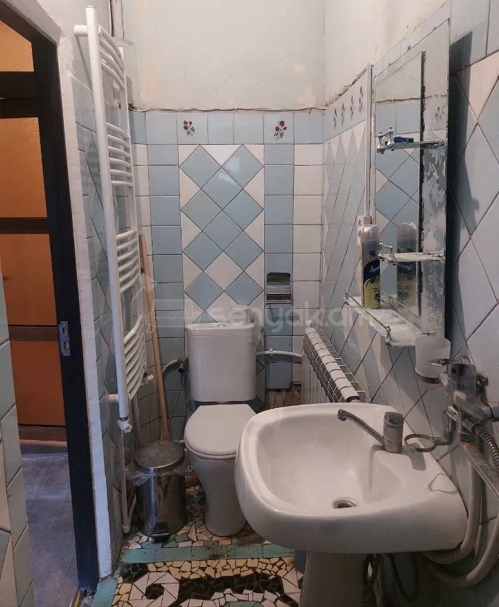 2 Սենյականոց Բնակարան Քարե Շենքում, 42քմ, 1/1 հարկ, Նորմալ Վիճակում, Կահավորված