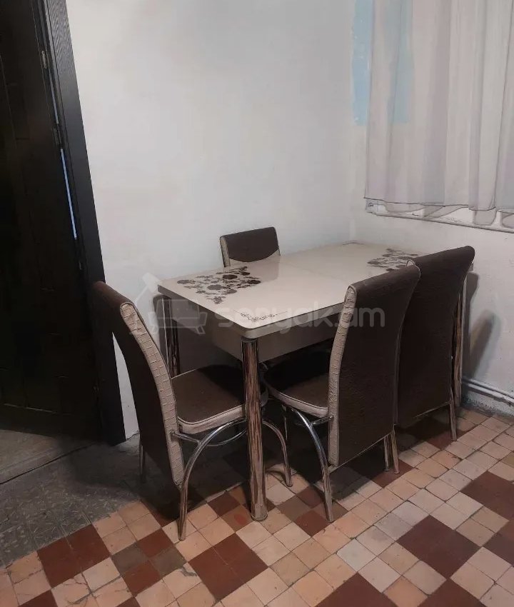 2 Սենյականոց Բնակարան Քարե Շենքում, 50քմ, 1/1 հարկ, Նորմալ Վիճակում, Կահավորված