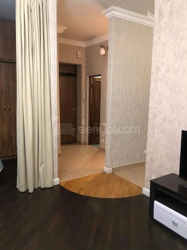 1 Սենյականոց Բնակարան Քարե Շենքում, 45քմ, 3/6 հարկ, Դիզայներական Վերանորոգված
