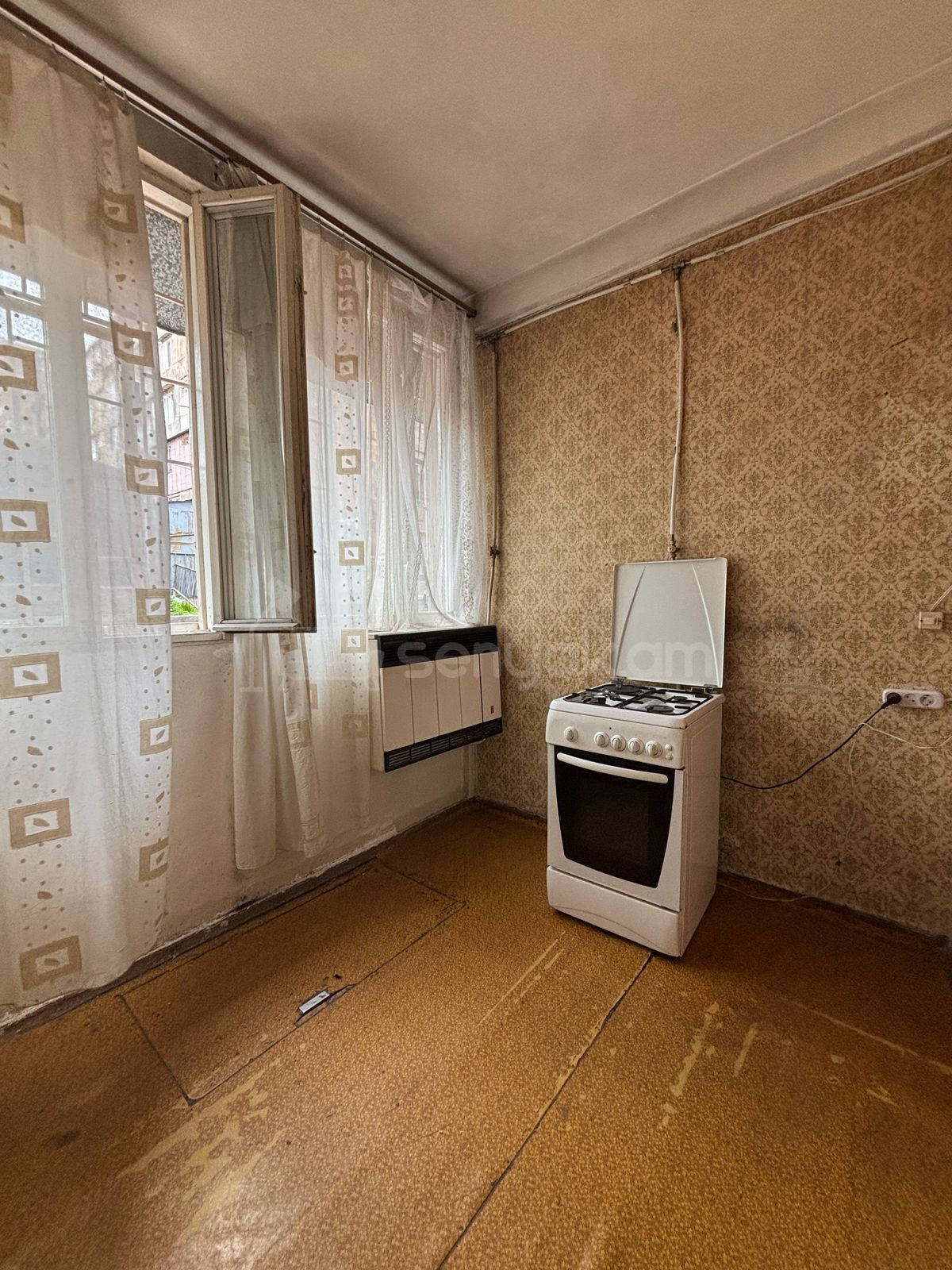 3 Սենյականոց Բնակարան Քարե Շենքում, 67քմ, 1/5 հարկ, Նորմալ Վիճակում, Մասամբ Կահավորված