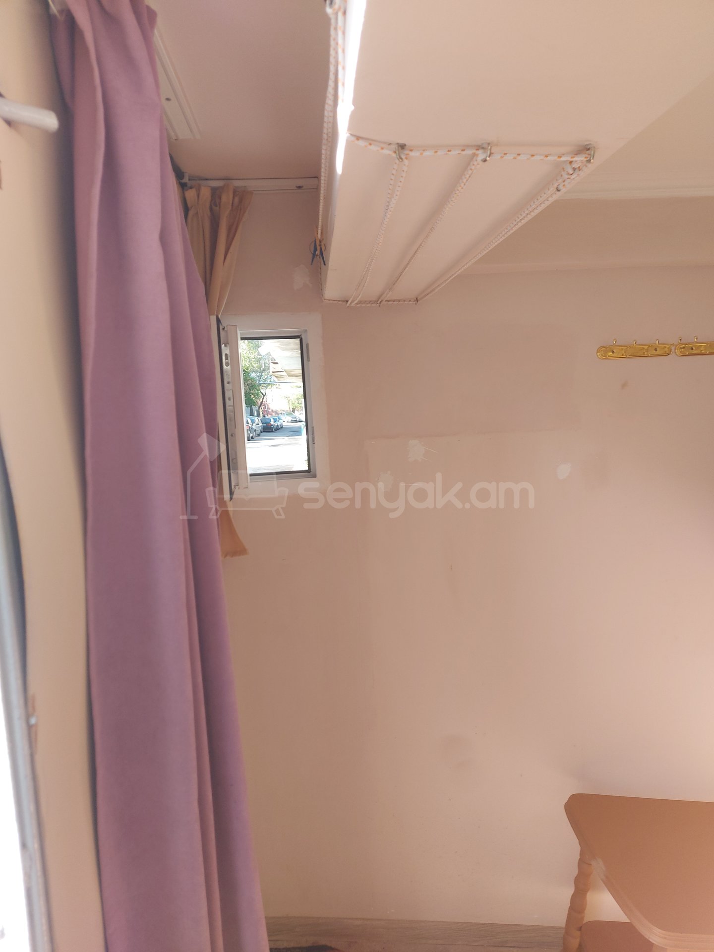 1 Սենյականոց Բնակարան Քարե Շենքում, 22քմ, 1/2 հարկ, Նորմալ Վիճակում, Կահավորված, Արևկող