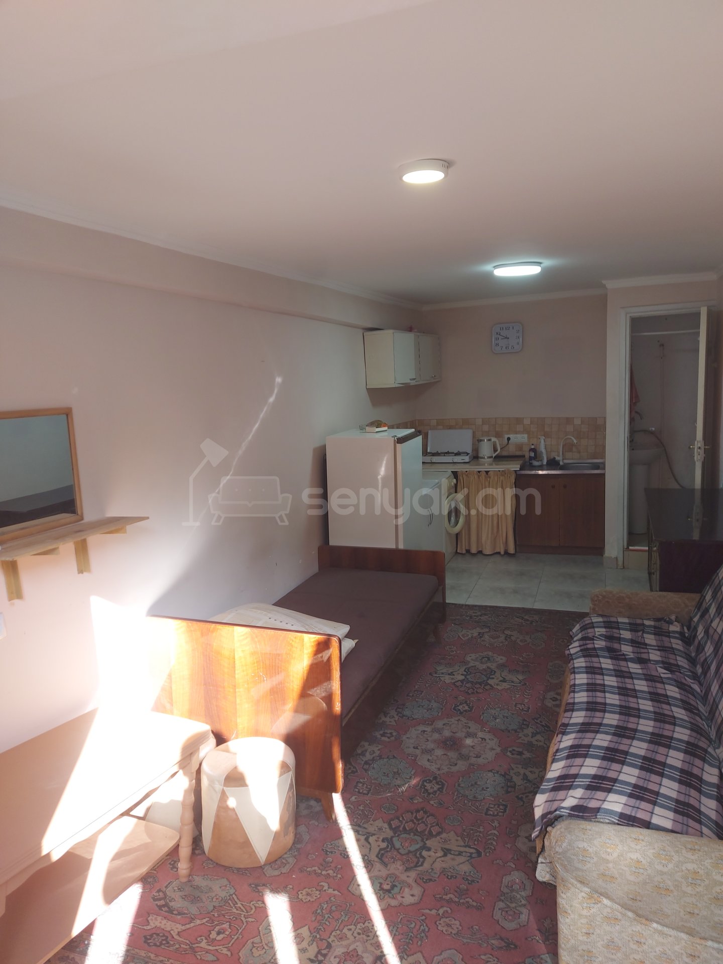 1 Սենյականոց Բնակարան Քարե Շենքում, 22քմ, 1/2 հարկ, Նորմալ Վիճակում, Կահավորված, Արևկող