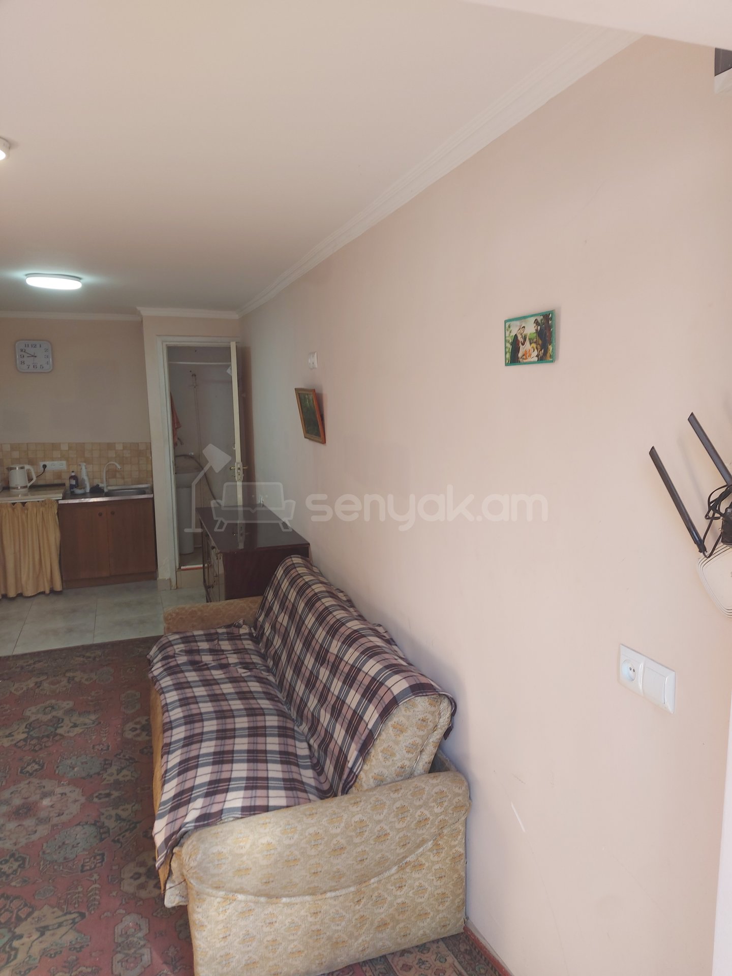 1 Սենյականոց Բնակարան Քարե Շենքում, 22քմ, 1/2 հարկ, Նորմալ Վիճակում, Կահավորված, Արևկող