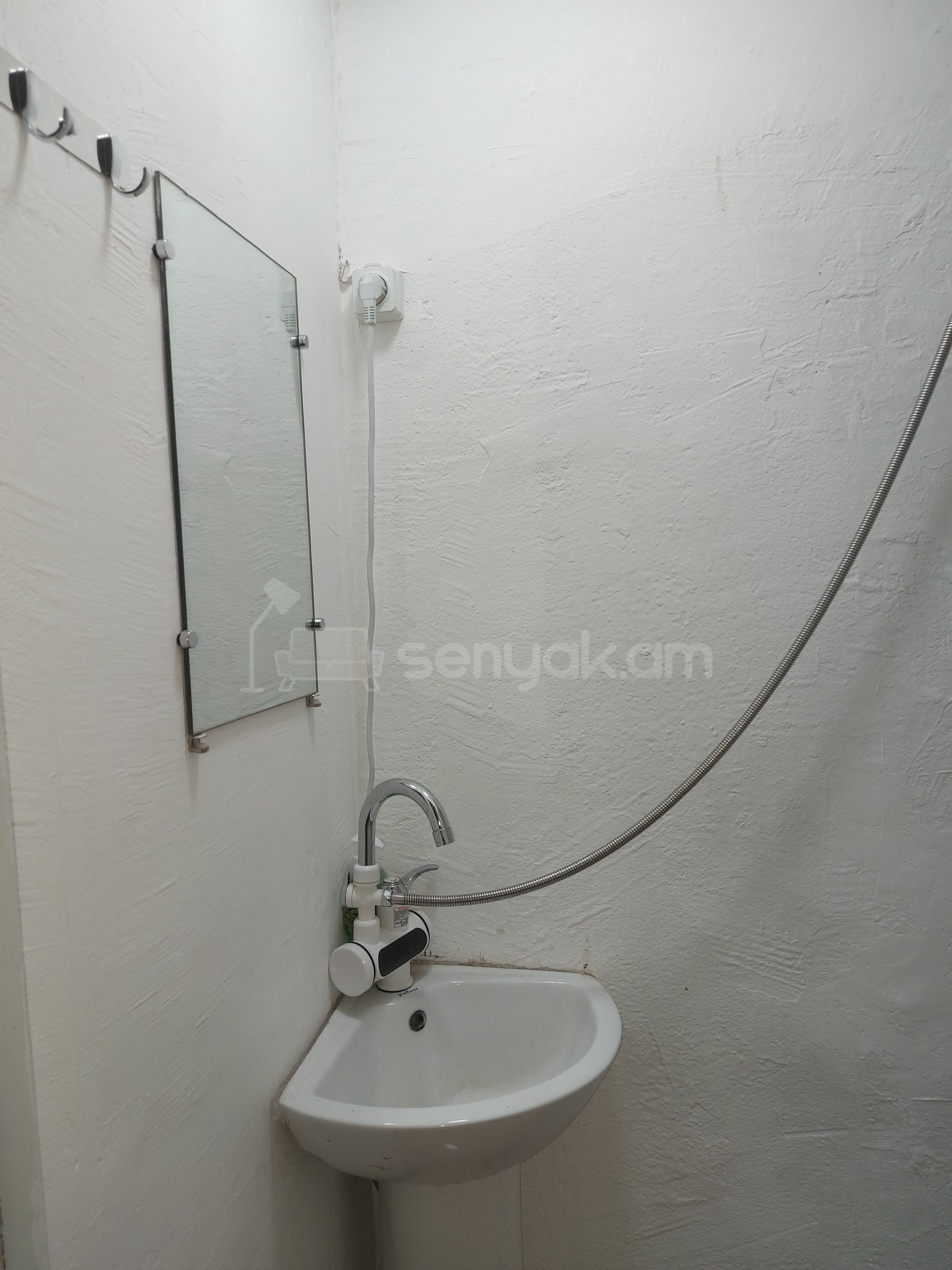 1 Սենյականոց Բնակարան Քարե Շենքում, 22քմ, 1/2 հարկ, Նորմալ Վիճակում, Կահավորված, Արևկող