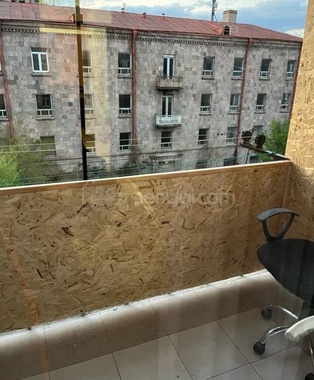 2 Սենյականոց Բնակարան Քարե Շենքում, 75քմ, 4/5 հարկ, Նորմալ Վիճակում, Կահավորված, Արևկող