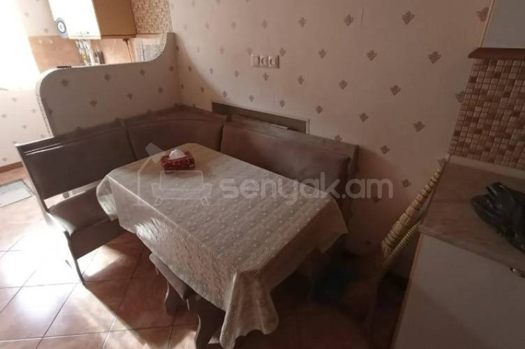 4 Սենյականոց Բնակարան Քարե Շենքում, 90քմ, 1/5 հարկ, Կապիտալ Վերանորոգված