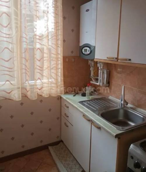 4 Սենյականոց Բնակարան Քարե Շենքում, 90քմ, 1/5 հարկ, Կապիտալ Վերանորոգված