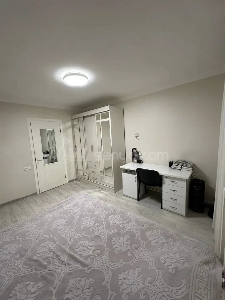 5 Սենյականոց Բնակարան Քարե Շենքում, 100քմ, 3/5 հարկ, Կապիտալ Վերանորոգված