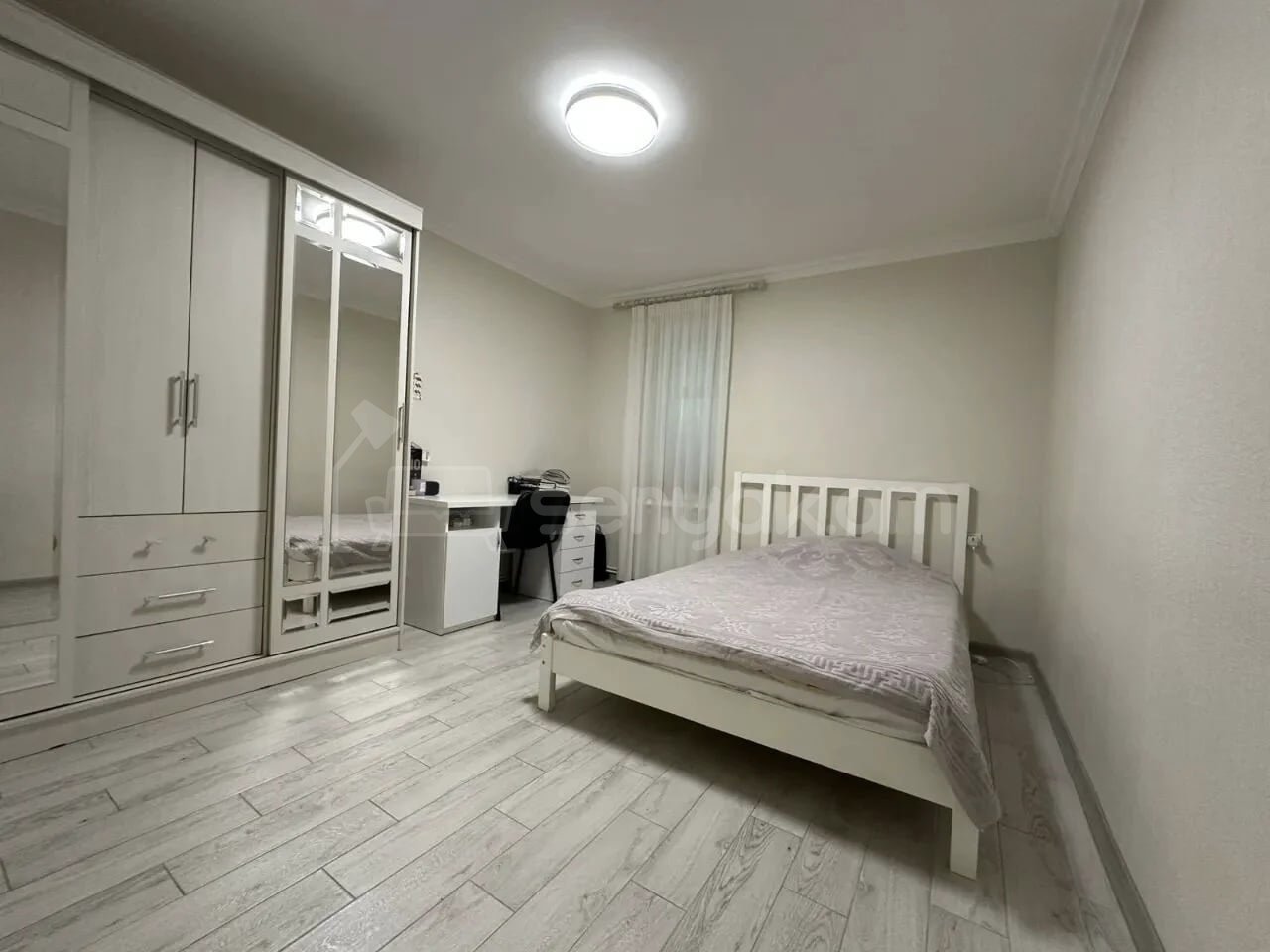 5 Սենյականոց Բնակարան Քարե Շենքում, 100քմ, 3/5 հարկ, Կապիտալ Վերանորոգված