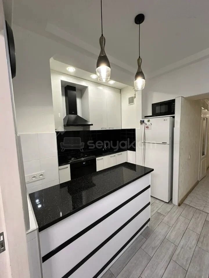 5 Սենյականոց Բնակարան Քարե Շենքում, 100քմ, 3/5 հարկ, Կապիտալ Վերանորոգված