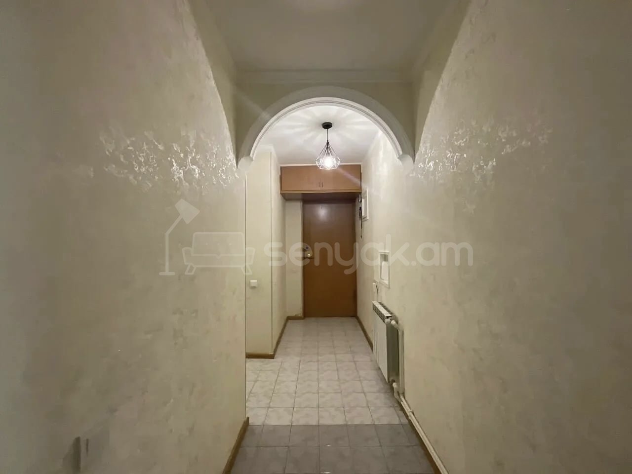 5 Սենյականոց Բնակարան Քարե Շենքում, 100քմ, 3/5 հարկ, Կապիտալ Վերանորոգված