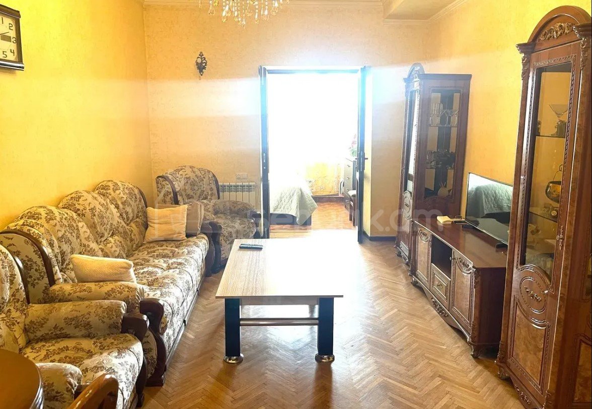3 Սենյականոց Բնակարան Քարե Շենքում, 70քմ, 4/4 հարկ, Դիզայներական Վերանորոգված, Կահավորված