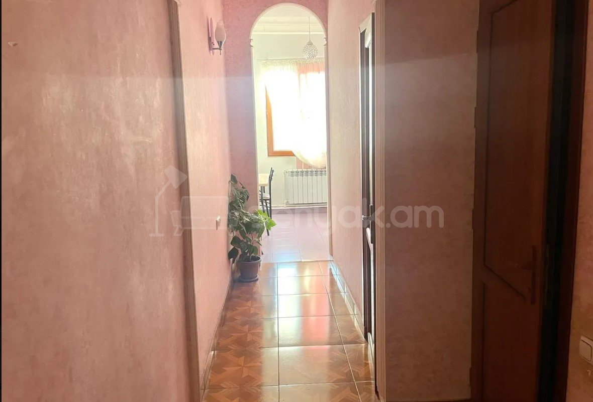 3 Սենյականոց Բնակարան Քարե Շենքում, 70քմ, 4/4 հարկ, Դիզայներական Վերանորոգված, Կահավորված