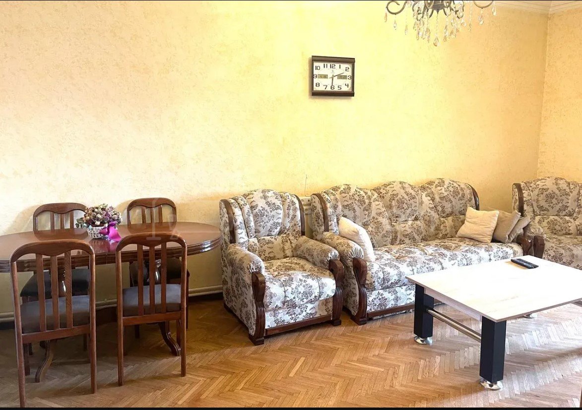3 Սենյականոց Բնակարան Քարե Շենքում, 70քմ, 4/4 հարկ, Դիզայներական Վերանորոգված, Կահավորված