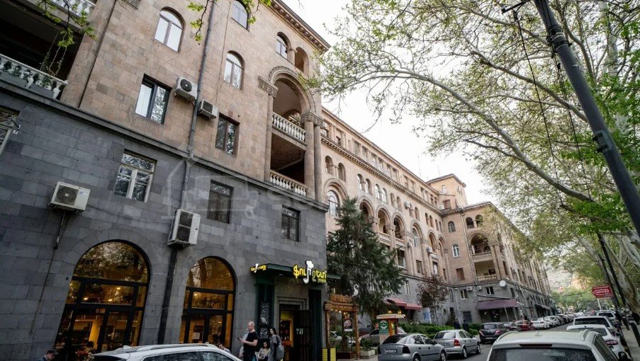 3 Սենյականոց Բնակարան Քարե Շենքում, 80քմ, 2/6 հարկ, Կապիտալ Վերանորոգված, Կահավորված