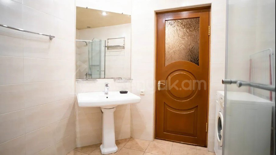 3 Սենյականոց Բնակարան Քարե Շենքում, 80քմ, 2/6 հարկ, Կապիտալ Վերանորոգված, Կահավորված