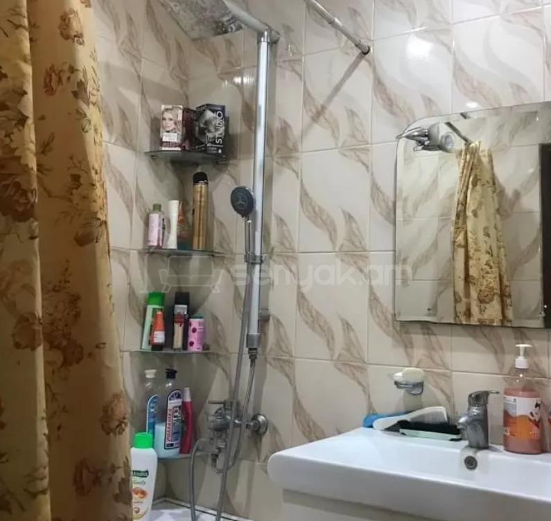 3 Սենյականոց Բնակարան Քարե Շենքում, 72քմ, 1/4 հարկ, Նորմալ Վիճակում