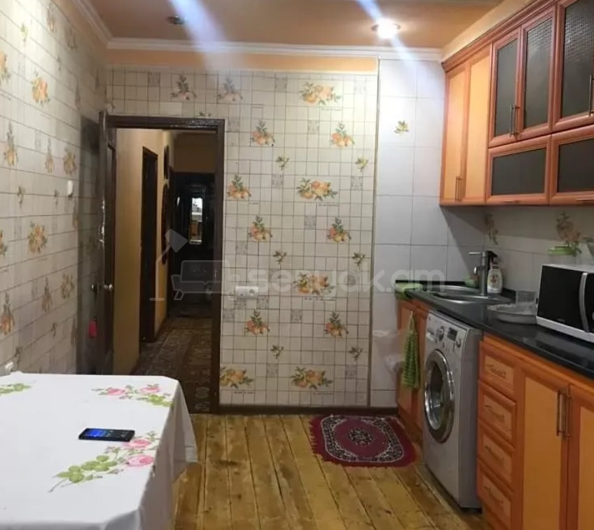 3 Սենյականոց Բնակարան Քարե Շենքում, 72քմ, 1/4 հարկ, Նորմալ Վիճակում