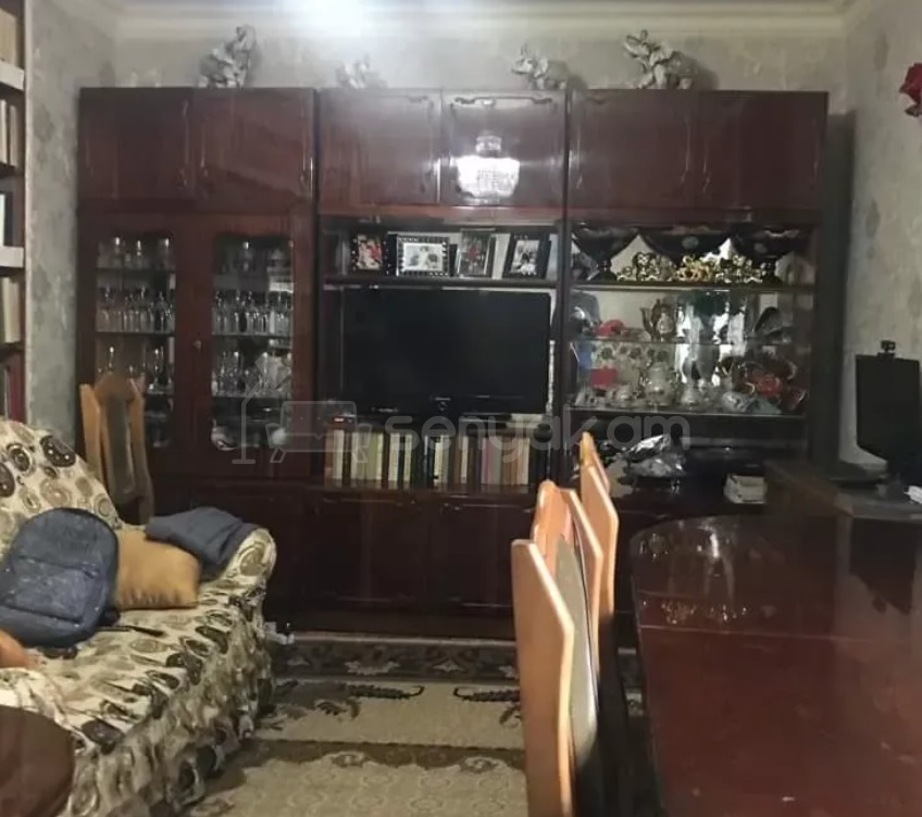 3 Սենյականոց Բնակարան Քարե Շենքում, 72քմ, 1/4 հարկ, Նորմալ Վիճակում