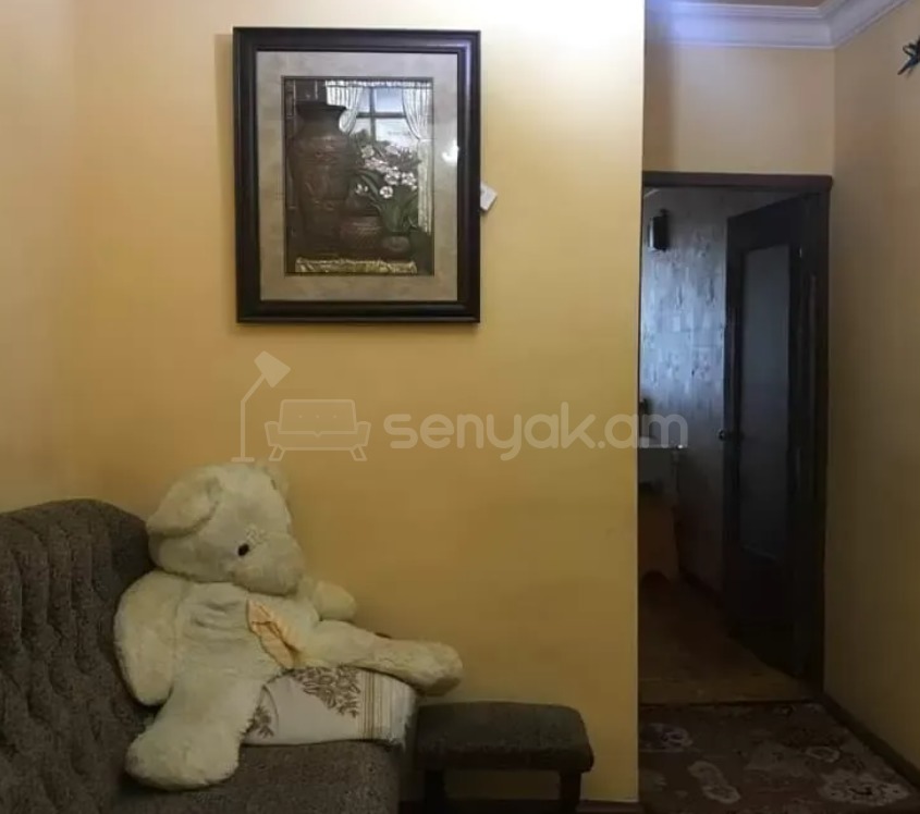 3 Սենյականոց Բնակարան Քարե Շենքում, 72քմ, 1/4 հարկ, Նորմալ Վիճակում