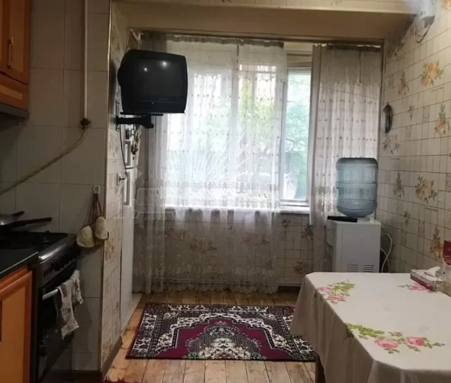3 Սենյականոց Բնակարան Քարե Շենքում, 72քմ, 1/4 հարկ, Նորմալ Վիճակում