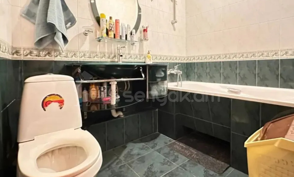 3 Սենյականոց Բնակարան Քարե Շենքում, 77քմ, 2/5 հարկ, Կապիտալ Վերանորոգված